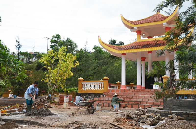 Thi công chỉnh trang, nâng cấp công trình nhà bia ghi tên liệt sĩ xã Thống Nhất, huyện Hoành Bồ.
