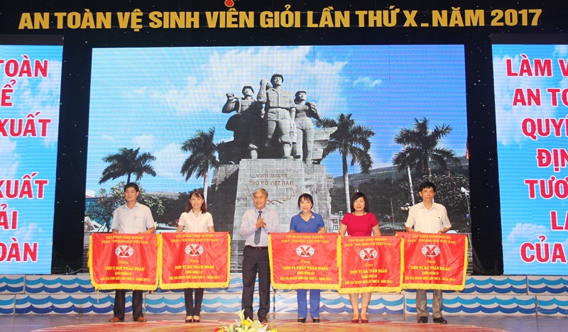 Lãnh đạo Tập đoàn Công nghiệp Than- Khoáng sản Việt Nam trao Cờ thi đua cho đơn vị khối hầm lò.