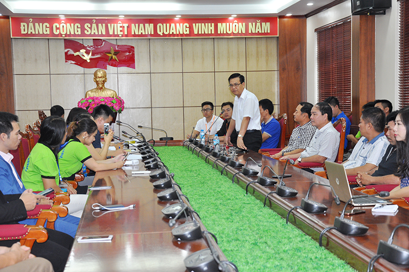 Đồng chí Hoàng Bá Nam, Bí thư Huyện ủy, Chủ tịch UBND huyện Cô Tô thông tin tới các doanh nhân về tiềm năng, lợi thế của huyện.