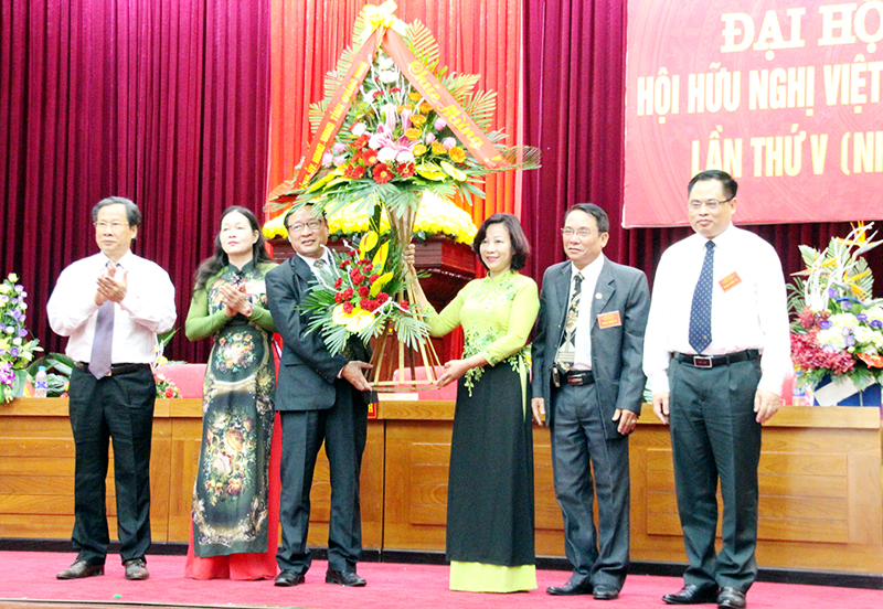 Đồng chí Vũ Thị Thu Thủy, Phó Chủ tịch UBND tỉnh tặng hoa chúc mừng Đại hội. 