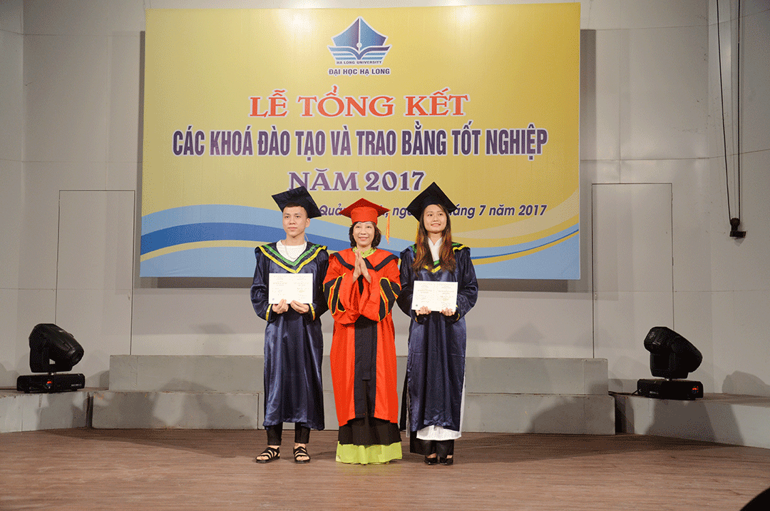 Đồng chí Vũ Thị Thu Thuỷ, Phó Chủ tịch UBND tỉnh, Hiệu trưởng Trường Đại học Hạ Long trao bằng tốt nghiệp cho những sinh viên đạt tốt nghiệp loại giỏi