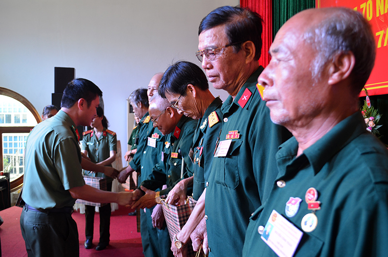 Công an TP Uông Bí tặng quà cho thương, bệnh binh trên địa bàn TP Uông Bí nhân kỷ niệm 70 năm Ngày Thương binh - Liệt sĩ.  Ảnh: Việt Hoa