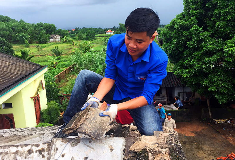 Đoàn Thanh niên xã Đông Hải (Tiên Yên) sửa nhà trước mùa mưa bão cho hộ ông Hà Minh Điền là gia đình chính sách ở thôn Làng Nhội, xã Đông Hải.