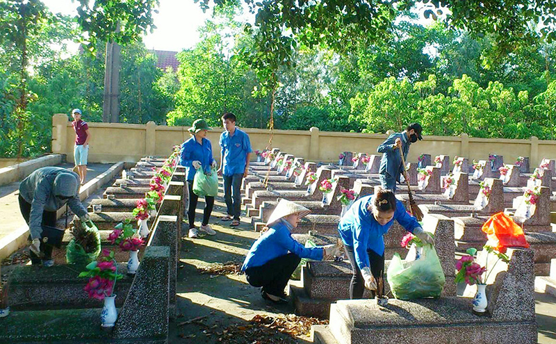 Đoàn Thanh niên TX Quảng Yên trồng cây, chỉnh trang, vệ sinh nghĩa trang liệt sĩ thị xã chuẩn bị cho lễ thắp nến tri ân các liệt sĩ dịp 27-7.