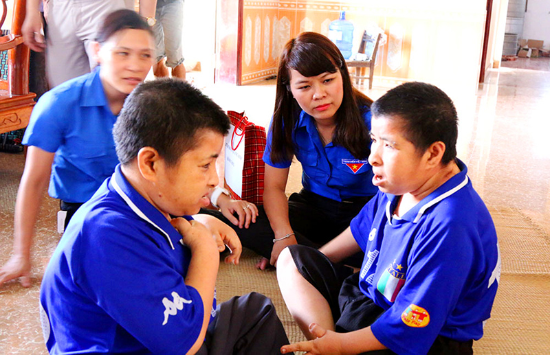 Đoàn Thanh niên xã An Sinh (Đông Triều) thăm, tặng quà các trường hợp nhiễm chất độc da cam qua 2 thế hệ tại thôn Ba Xã, xã An Sinh.