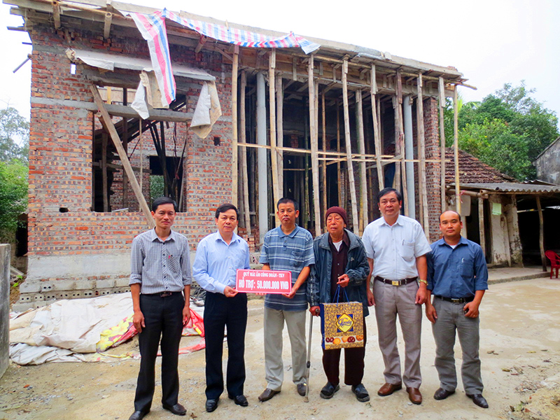 Đại diện Công ty CP Than Vàng Danh trao tiền hỗ trợ xây nhà cho ông Nguyễn Quang Điện, thương binh hạng 4/4, được nhận vào làm công nhân tại Công ty, đã nghỉ hưu.  Ảnh: Công ty CP Than Vàng Danh