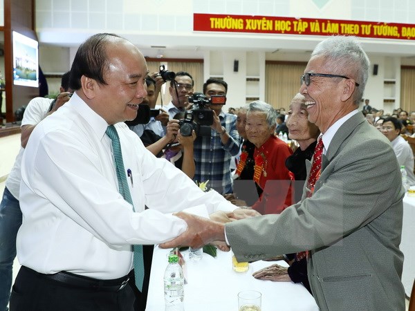 Thủ tướng Nguyễn Xuân Phúc đến dự Hội nghị biểu dương người có công với cách mạng tiêu biểu tỉnh Quảng Nam. (Ảnh: Thống Nhất/TTXVN)