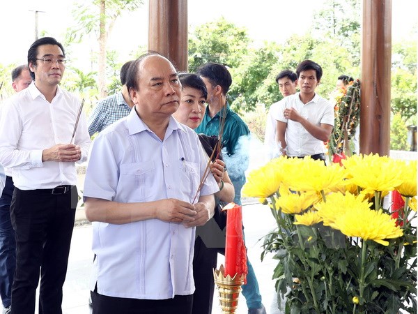 Thủ tướng Nguyễn Xuân Phúc đến thăm một xã Anh hùng thuộc huyện Quế Sơn, tỉnh Quảng Nam. (Ảnh: Thống Nhất/TTXVN)