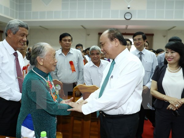 Thủ tướng Nguyễn Xuân Phúc đến dự Hội nghị biểu dương người có công với cách mạng tiêu biểu tỉnh Quảng Nam. (Ảnh: Thống Nhất/TTXVN)
