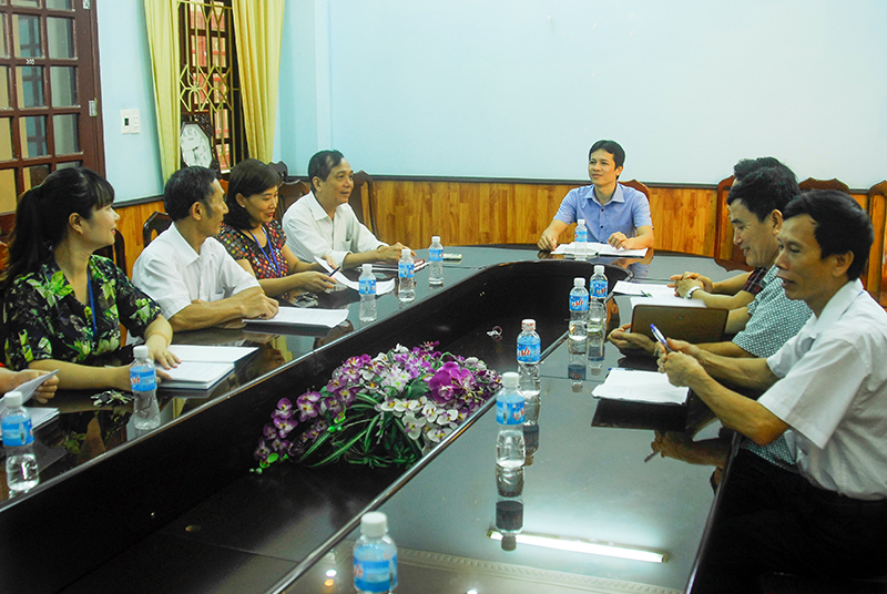 Đảng uỷ phường Bãi Cháy trao đổi về công tác phát triển đảng viên.