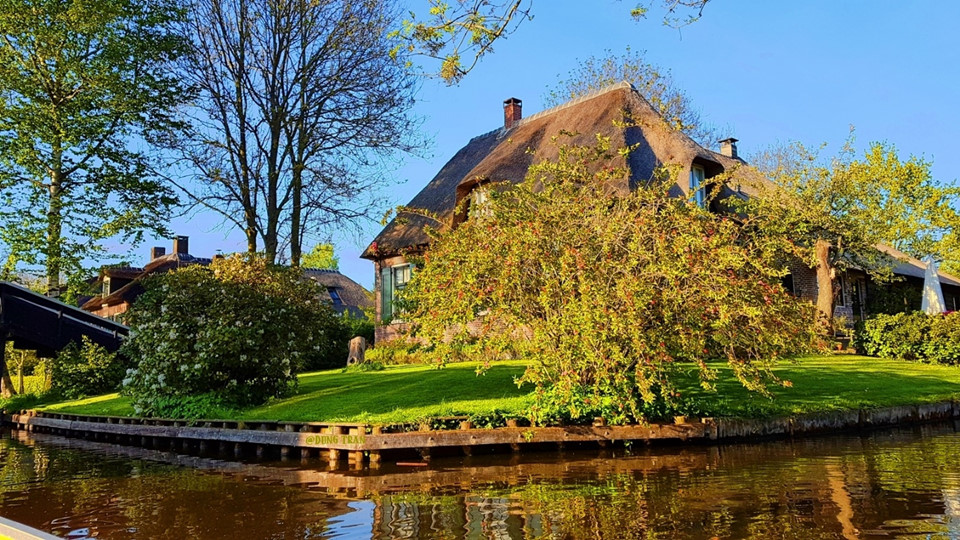 Giethoorn là một thị trấn thuộc tỉnh Overijssel, Hà Lan. Giethoorn được một nhóm di cư tử Địa Trung Hải tìm ra từ những năm 1230. Cái tên Giethoorn xuất phát từ khám phá của những cư dân đầu tiên, họ tìm thấy hàng trăm chiếc sừng dê (gietehorens) là hậu quả của trận lũ lịch sử vào thế kỷ thứ 10.