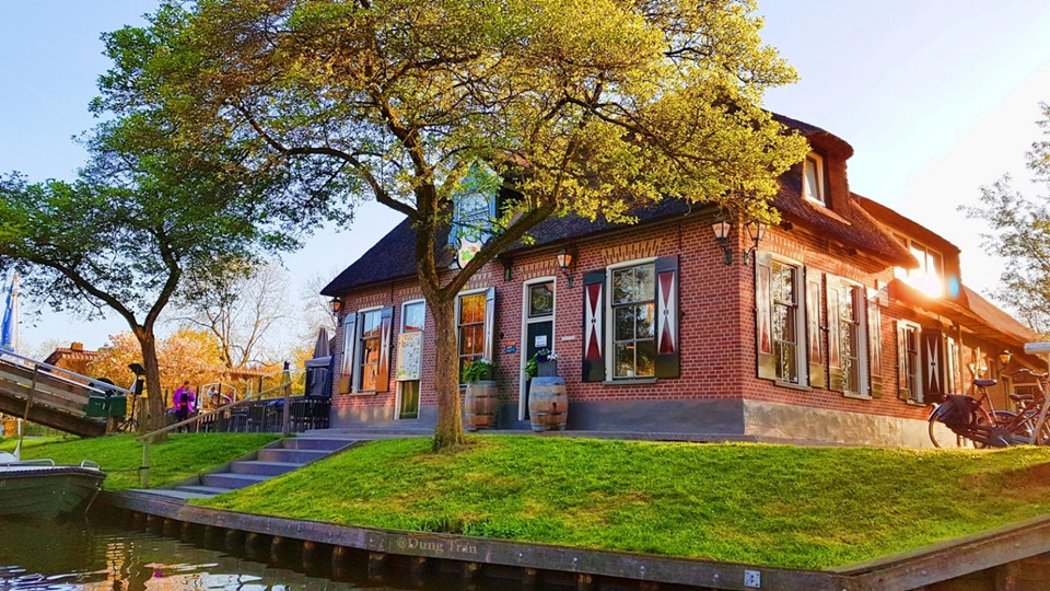 Người dân ở Giethoorn rất xem trọng sự tĩnh lặng và một cuộc sống bình yên, nên nếu bạn có đến thăm ngôi làng, hãy tôn trọng văn hóa bản địa.