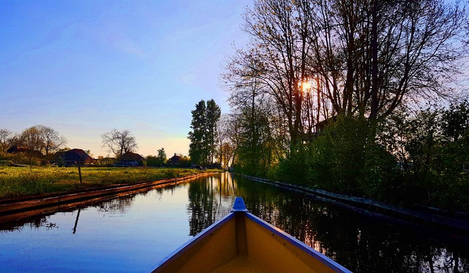 Mặt trời đổ bóng hoàng hôn mang lại cho Giethoorn nét đẹp thật lãng mạn.