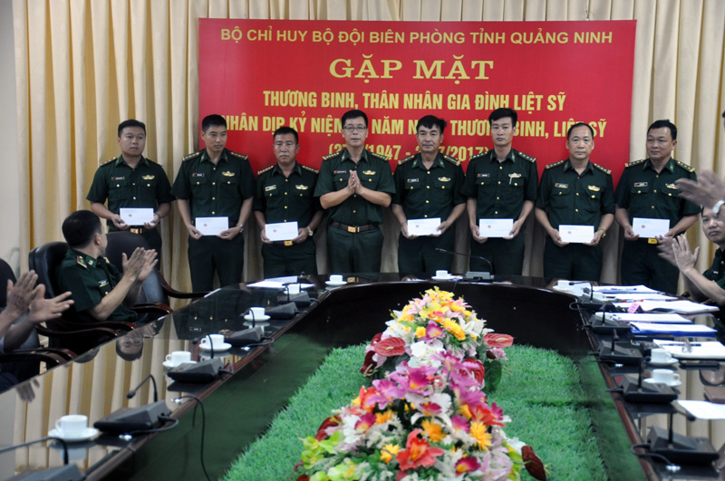 Đại tá Đặng Toàn Quân, Chỉ huy trưởng Bộ Chỉ huy BĐBP tỉnh trao quà cho các thương binh đang công tác trong BĐBP tỉnh
