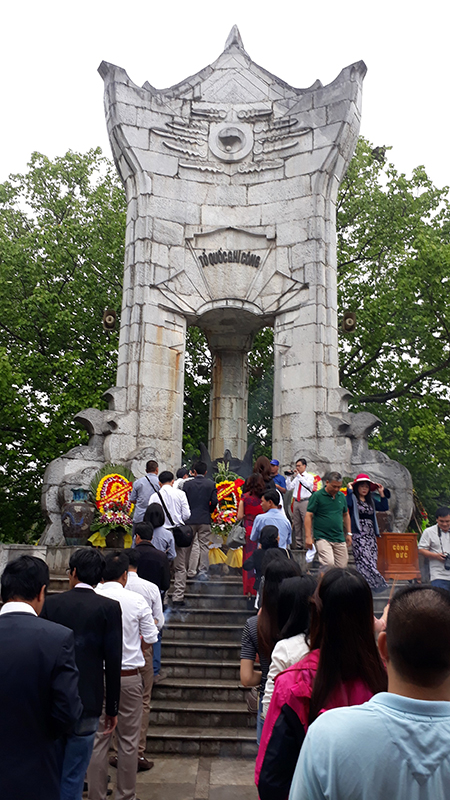 Đài tưởng niệm - Trung tâm hành lễ tại nghĩa trang được xây dựng cách điệu hình đỉnh hương.
