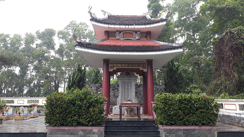 Đài tưởng niệm và bia đá khắc tên các liệt sĩ tỉnh Quảng Ninh.