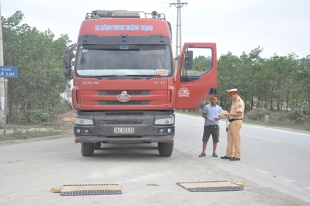 CSGT tỉnh kiểm tra trọng tải xe tại QL279