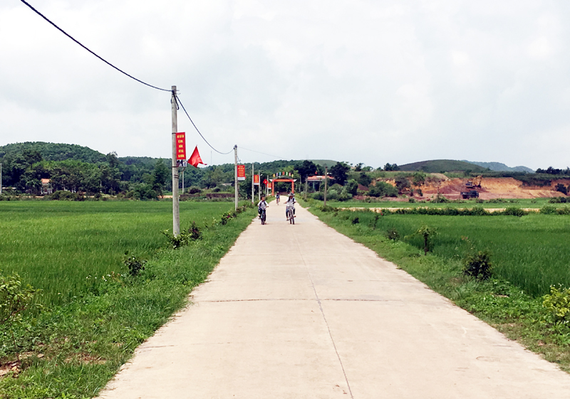 Tuyến đường thôn NTM kiểu mẫu Khe Cạn, xã Đông Hải, huyện Tiên Yên khang trang, sạch đẹp.