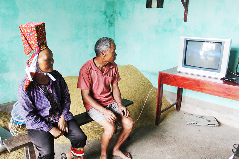 Bà con nhân dân xã Quảng Sơn phấn khởi khi được theo dõi nhiều kênh thông tin khi được hỗ trợ bộ đầu thu kĩ thuật số HD