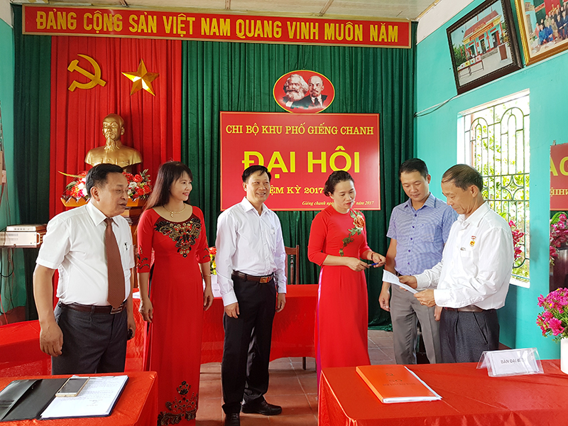 Lãnh đạo Đảng uỷ phường Quảng Yên (TX Quảng Yên) và khu phố Giếng Chanh, phường Quảng Yên trao đổi các nội dung bên lề đại hội Chi bộ khu Giếng Chanh.