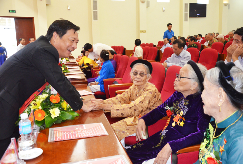 Đồng chí Nguyễn Văn Đọc, Bí thư Tỉnh ủy, Chủ tịch HĐND tỉnh ân cần hỏi thăm sức khỏe các Mẹ VNAH 