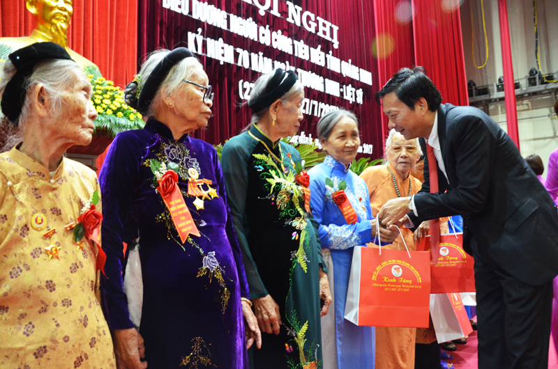 Bí thư Tỉnh ủy Nguyễn Văn Đọc tặng quà cho các Mẹ VNAH nhân dịp 70 năm Ngày Thương binh - Liệt sĩ 27-7 