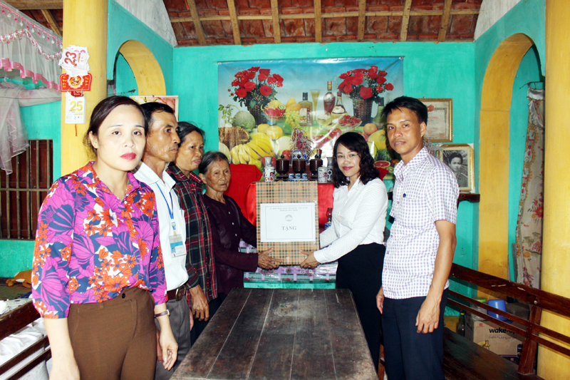 Đồng chí Lê Thị Kim Cúc - Phó CT UB MTTQ tỉnh đã trao tặng quà cho Mẹ Việt Nam anh hùng Nguyễn Thị Lưu.