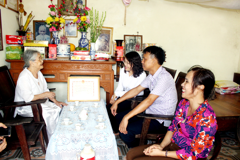 Đồng chí Lê Thị Kim Cúc - Phó CT UB MTTQ tỉnh tới thăm, tặng quà cho gia đình bà Trần Thị Cún - mẹ liệt sỹ tại thôn Núi Thành, xã Tiền An.
