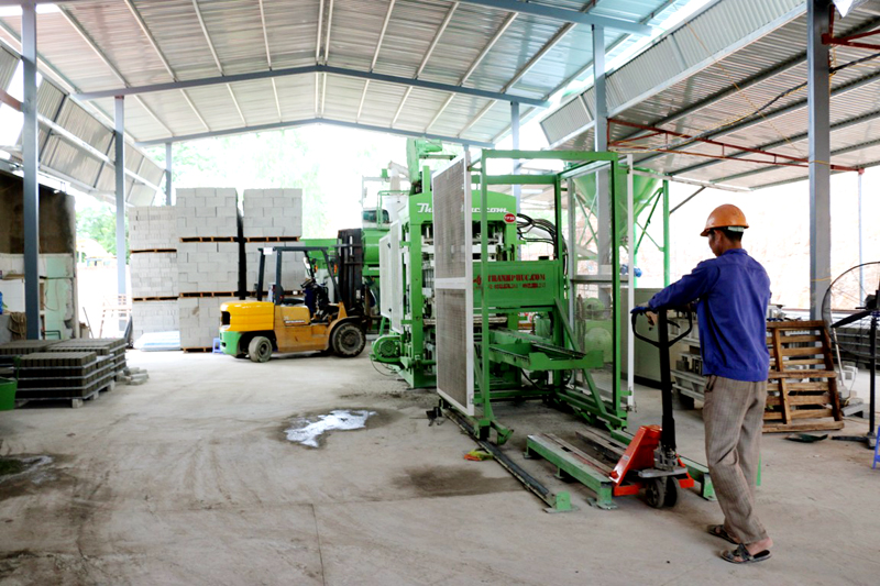 Sản xuất gạch không nung tại Công ty TNHH MTV Minh Độ (phường Đông Mai, TX Quảng Yên).