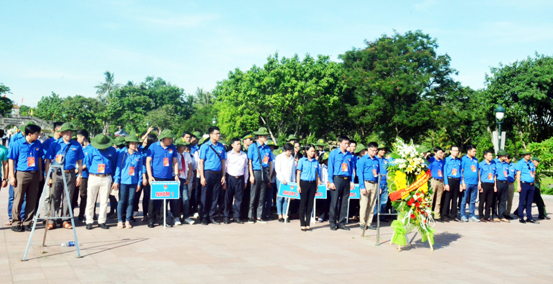Đoàn đặt vòng hoa và dâng hương tưởng nhớ các anh hùng liệt sĩ đã hy sinh tại Thành cổ Quảng Trị.