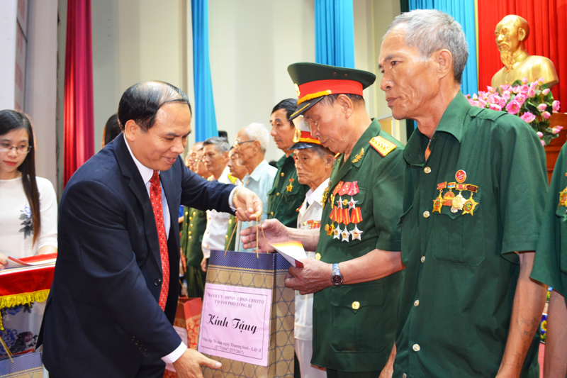 Đồng chí Trần Văn Lâm, Bí thư Thành ủy Uông Bí thành phố Uông Bí tặng quà cho 70 đối tượng chính sách, người có công tiêu biểu trên địa bàn