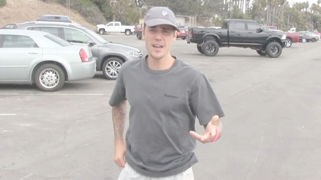 Justin Bieber xuất hiện ở Santa Monica sau khi công bố hủy tour
