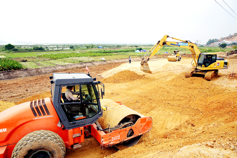 Nhà thầu đang tổ chức đào bóc hữu cơ và đắp, lu lèn nền đường Dự án Mở rộng QL18 đoạn từ nút giao Minh Khai đến đường Hoàng Quốc Việt, TP Hạ Long.