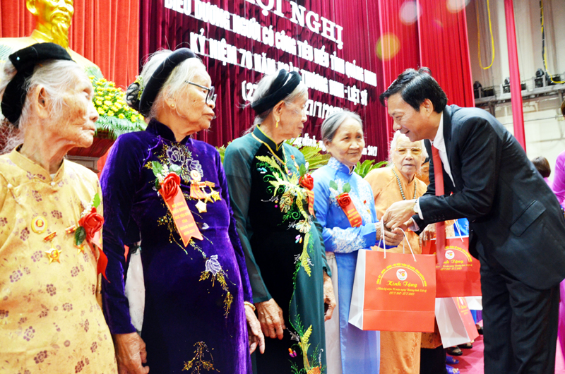 Đồng chí Nguyễn Văn Đọc, Bí thư Tỉnh uỷ, Chủ tịch HĐND tỉnh tặng quà các Bà mẹ Việt Nam Anh hùng tại Hội nghị biểu dương người có công tiêu biểu cấp tỉnh tổ chức ngày 25-7.