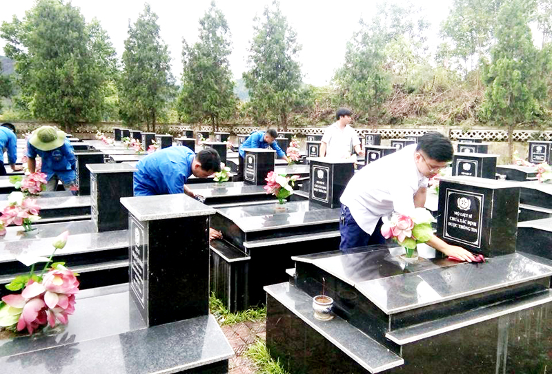 Đoàn viên, thanh niên huyện Bình Liêu quét dọn, lau bia mộ các anh hùng liệt sĩ tại Nghĩa trang liệt sĩ huyện Bình Liêu.