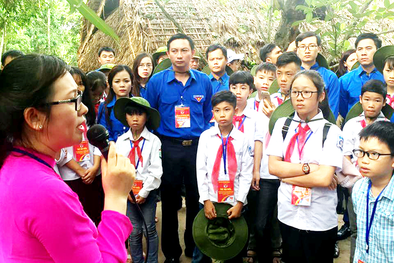 Đoàn đại biểu hành trình “Theo bước chân người anh hùng” thăm quê hương Chủ tịch Hồ Chí Minh, xã Kim Liên, huyện Nam Đàn, tỉnh Nghệ An.
