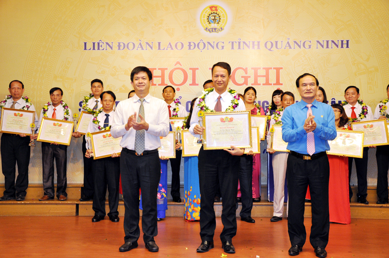 Phó Chủ tịch UBND tỉnh Lê Quang Tùng và Chủ tịch LĐLĐ tỉnh Trần Danh Chức trao tặng Giải thưởng 28-7 năm 2017 cho các chủ tịch công đoàn tiêu biểu xuất sắc.