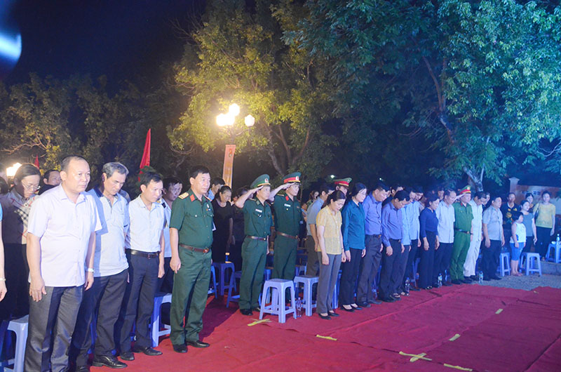 Các đại biểu mặc niệm tưởng nhớ các anh hùng liệt sĩ tại Nghĩa trang Liệt sĩ Hà Tu, TP Hạ Long.