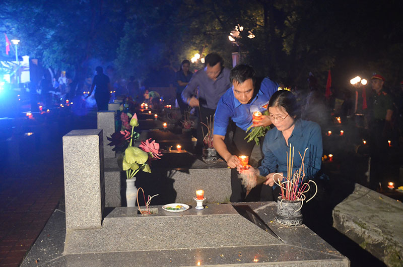 Đồng chí Đỗ Thị Hoàng, Phó Bí thư Thường trực Tỉnh ủy thắp hương phần mộ anh hùng liệt sĩ tại Nghĩa trang Liệt sĩ Hà Tu.