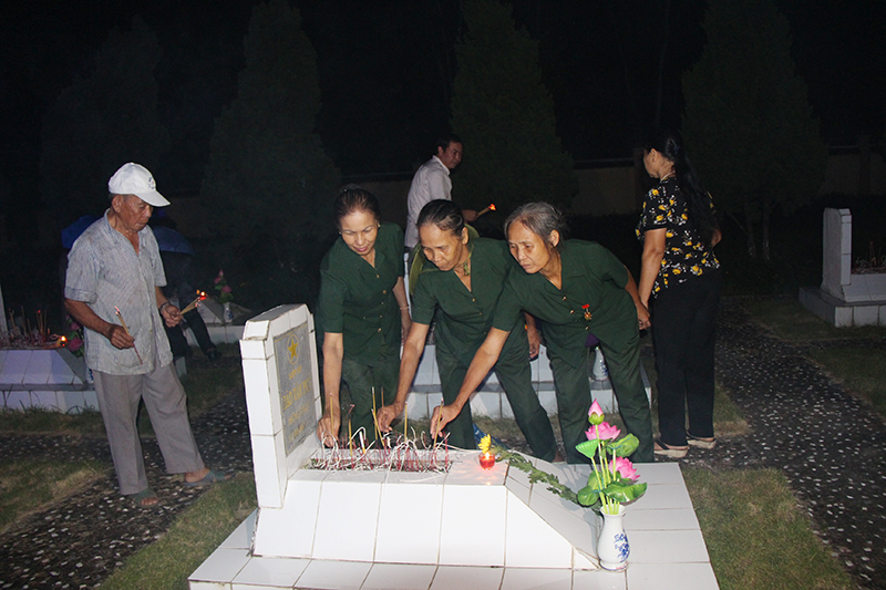 Những cựu thanh niên xung phong huyện Ba Chẽ dâng hương tưởng niệm các anh hùng liệt sĩ tại Nghĩa trang Liệt sĩ huyện Ba Chẽ.