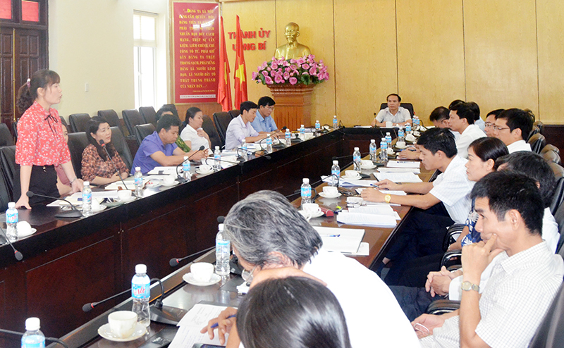 Bí thư Thành uỷ Uông Bí Trần Văn Lâm giao ban với bí thư các phường, xã về kết quả công tác đảng bộ xã, phường tháng 7 và nhiệm vụ công tác tháng 8-2017.