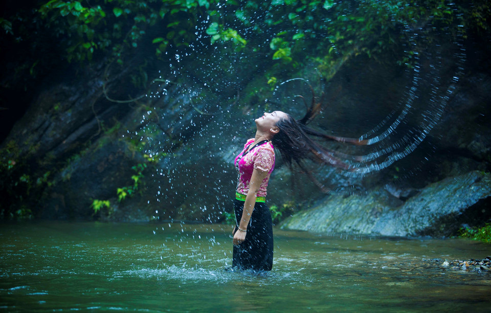 Hòa trong màu trắng kỳ ảo đó là dòng suối trong vắt, mát rượi cùng tiếng ca của muôn loài chim hay tiếng cười của những thiếu nữ dân tộc.