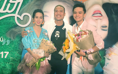 Vợ chồng Văn Anh - Tú Vi chụp hình kỷ niệm cùng ca sĩ trẻ Hồng Minh (giữa) tại buổi ra mắt.
