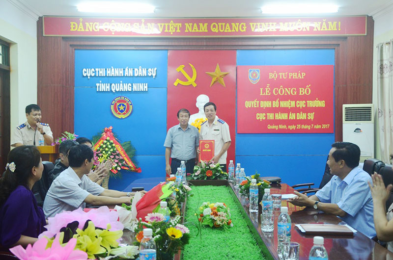 Đồng chí Nguyễn Thanh Thủy, Phó Tổng cục trưởng Tổng cục THADS tặng hoa chúc mừng đồng chí Đinh Khắc Khang được tín nhiệm giao chức vụ Cục trưởng Cục THADS tỉnh.