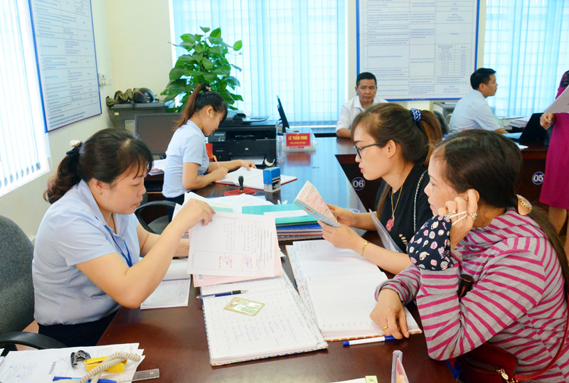 Cán bộ Trung tâm Hành chính công TP Uông Bí hướng dẫn người dân giải quyết thủ tục hành chính.