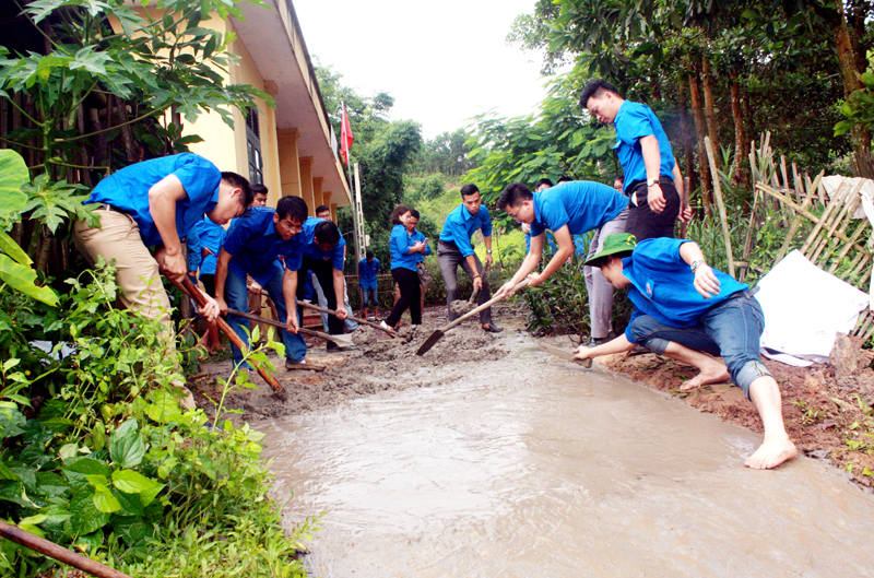 ĐVTN Cụm Đoàn số 1 (Đoàn Thanh niên Khối các cơ quan tỉnh) tham gia làm 70m đường bê tông dẫn vào điểm trường Cầm Kẻn, Trường TH&THCS xã Đồng Sơn (huyện Hoành Bồ).