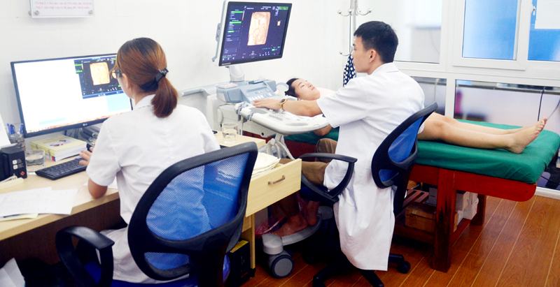 Các bác sĩ Phòng khám sản phụ khoa Hạ Long (TP Hạ Long) siêu âm hình thái thai nhi cho sản phụ.