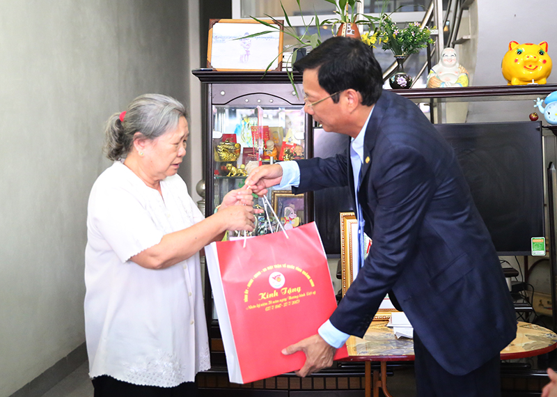 Đồng chí Bí thư Tỉnh ủy tặng quà cho thân nhân gia đình đồng chí Trần Ngôn Chi nhân.