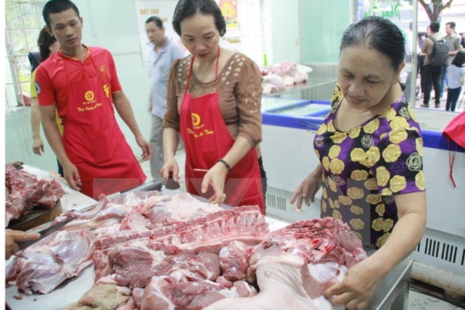 Người dân mua thịt lợn tại cửa hàng bình ổn giá, thành phố Biên Hòa, tỉnh Đồng Nai. (Ảnh: Lê Xuân/TTXVN)
