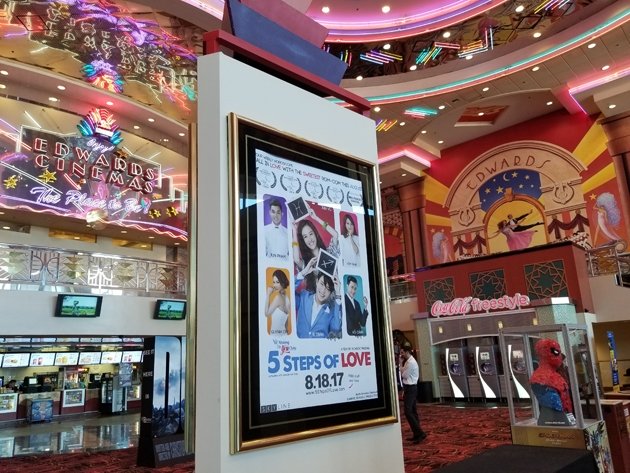 Poster chính thức của phim đã được treo tại rạp Edwards Irvine Spectrum, một trong những cụm rạp đẹp và hiện đại tại thành phố Irvine.